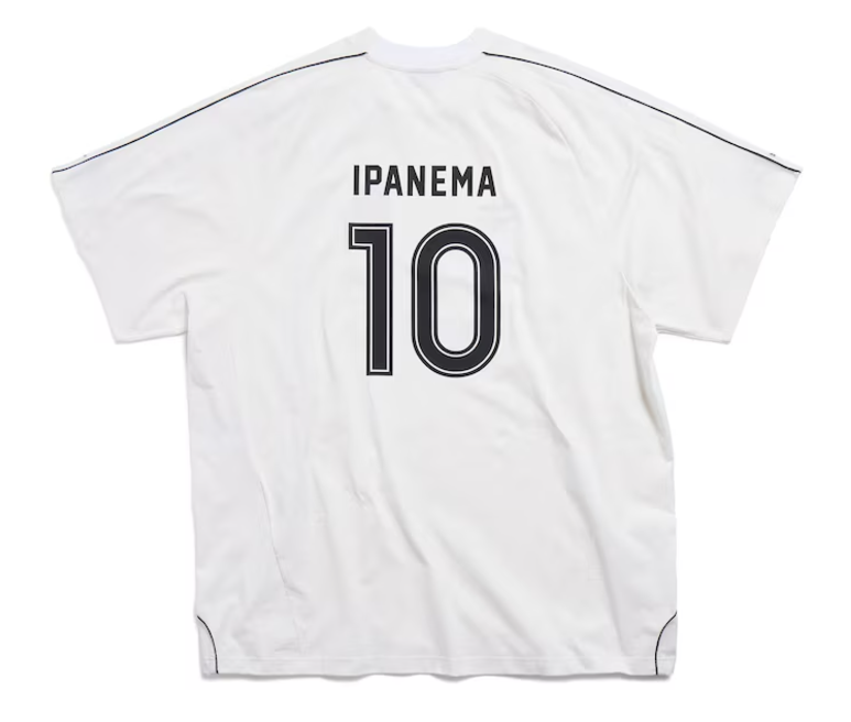 Camiseta Balenciaga Ipanema Soccer Oversized em Branco/preto